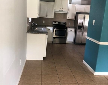 319 Kansas Street - Photo Thumbnail 4