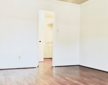 5329 Lost Forest Dr Drive - Photo Thumbnail 9
