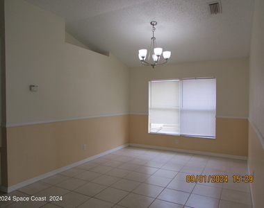 1065 Sedgewood Circle - Photo Thumbnail 4