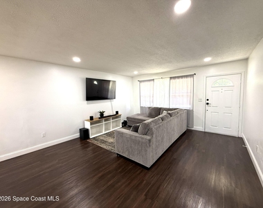 668 Hampton Drive Ne - Photo Thumbnail 4