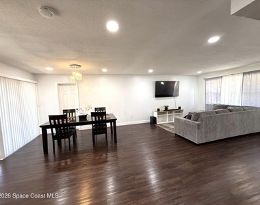 668 Hampton Drive Ne - Photo Thumbnail 5
