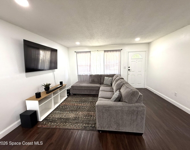 668 Hampton Drive Ne - Photo Thumbnail 3
