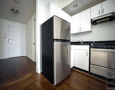 East 46 Street - Photo Thumbnail 4