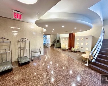 East 79th Street - Photo Thumbnail 12