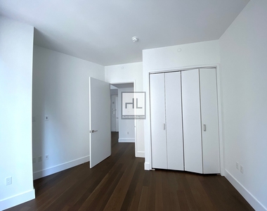 East 44th Street - Photo Thumbnail 2