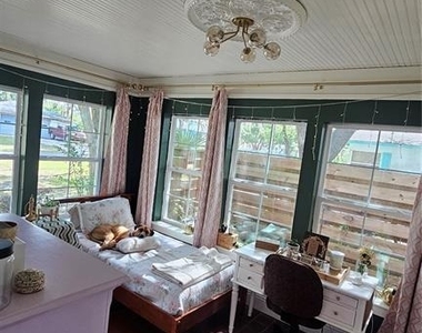1001 E Gilchrist Street - Photo Thumbnail 12