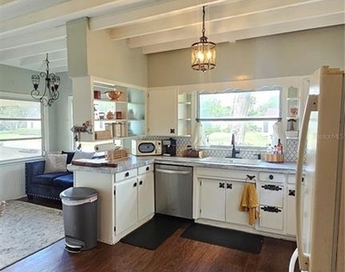 1001 E Gilchrist Street - Photo Thumbnail 2