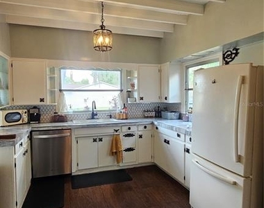 1001 E Gilchrist Street - Photo Thumbnail 3