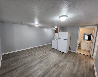 4611 N Hubert Avenue - Photo Thumbnail 4