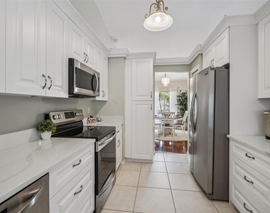 3132 Shoreline Drive - Photo Thumbnail 10