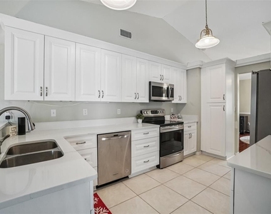 3132 Shoreline Drive - Photo Thumbnail 9