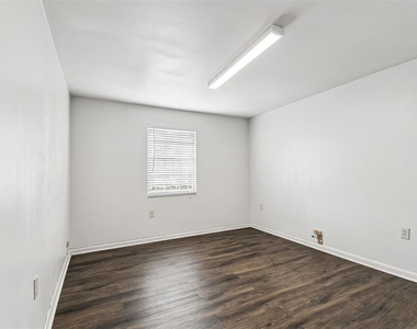 855 E Brandon Boulevard - Photo Thumbnail 7