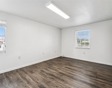 855 E Brandon Boulevard - Photo Thumbnail 10