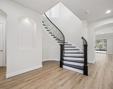 10819 Savona Way - Photo Thumbnail 4