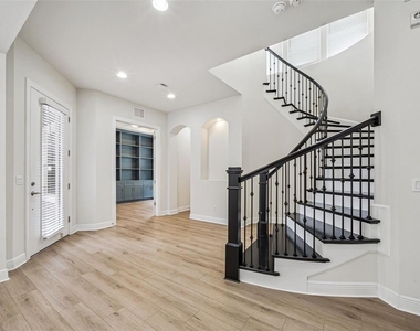 10819 Savona Way - Photo Thumbnail 3