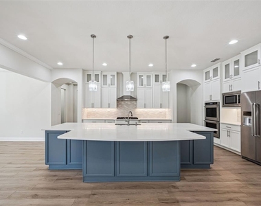 10819 Savona Way - Photo Thumbnail 14