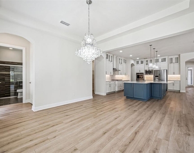 10819 Savona Way - Photo Thumbnail 10