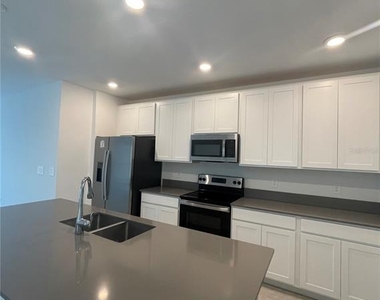 922 Jackson Ave - Photo Thumbnail 3