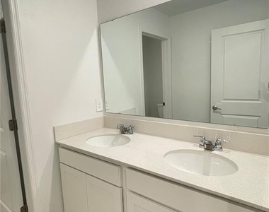 922 Jackson Ave - Photo Thumbnail 7