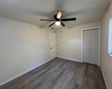 7224 Valiant Court - Photo Thumbnail 15