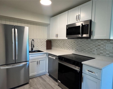 7224 Valiant Court - Photo Thumbnail 9