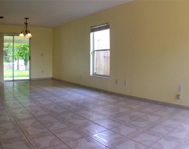 2320 Justin Avenue - Photo Thumbnail 2