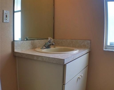 2320 Justin Avenue - Photo Thumbnail 7