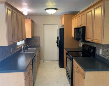 700 Green Road - Photo Thumbnail 7