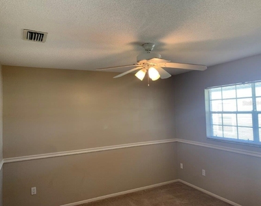 700 Green Road - Photo Thumbnail 12