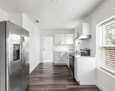 807 Nw 1st Avenue - Photo Thumbnail 3
