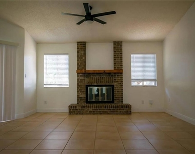 1512 Prairie Lake Boulevard - Photo Thumbnail 4