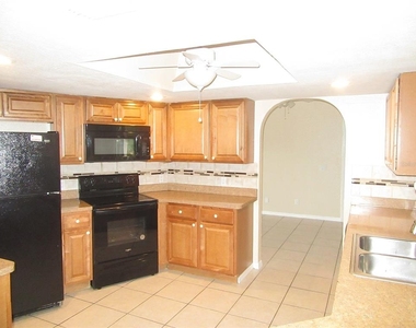 22182 Peachland Boulevard - Photo Thumbnail 4