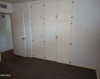 701 W Yandell Drive - Photo Thumbnail 11