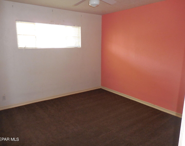 701 W Yandell Drive - Photo Thumbnail 9