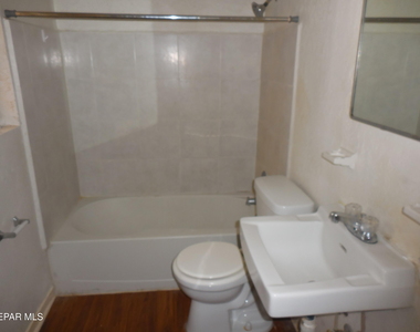 701 W Yandell Drive - Photo Thumbnail 12