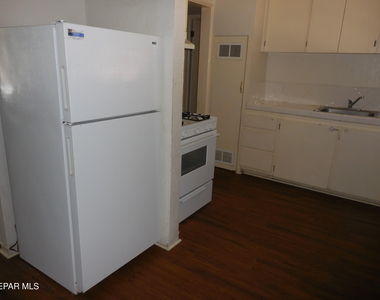 701 W Yandell Drive - Photo Thumbnail 6