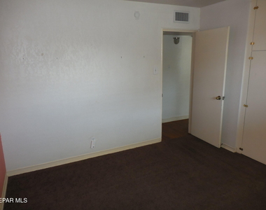 701 W Yandell Drive - Photo Thumbnail 10
