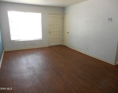 701 W Yandell Drive - Photo Thumbnail 3