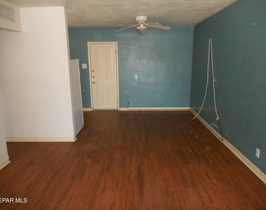 701 W Yandell Drive - Photo Thumbnail 2
