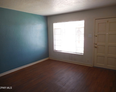 701 W Yandell Drive - Photo Thumbnail 4