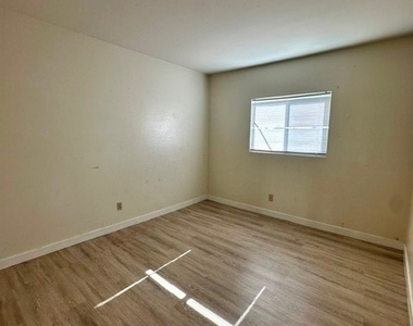 4920 Stanley Avenue - Photo Thumbnail 10