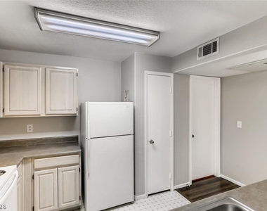 555 E Silverado Ranch Boulevard - Photo Thumbnail 12