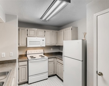 555 E Silverado Ranch Boulevard - Photo Thumbnail 11