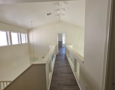8008 Dover Shores Avenue - Photo Thumbnail 12