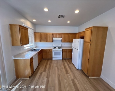 8027 Sapphire Cove Avenue - Photo Thumbnail 6