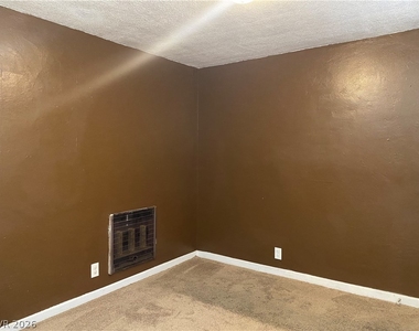 409 W Van Buren Avenue - Photo Thumbnail 4
