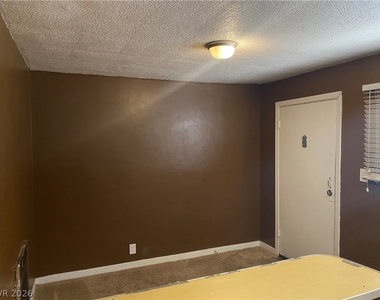 409 W Van Buren Avenue - Photo Thumbnail 5
