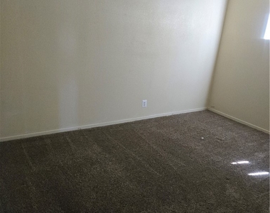 1388 E Desert Inn Road - Photo Thumbnail 7