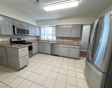3979 Avonwood Avenue - Photo Thumbnail 4