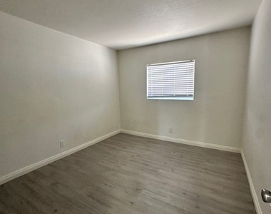 2121 Oceanus Lane - Photo Thumbnail 7